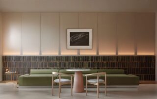 lobby in hotel met kunst op digitale display