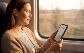 een vrouw leest in de trein een boek op ereader van pocketbook